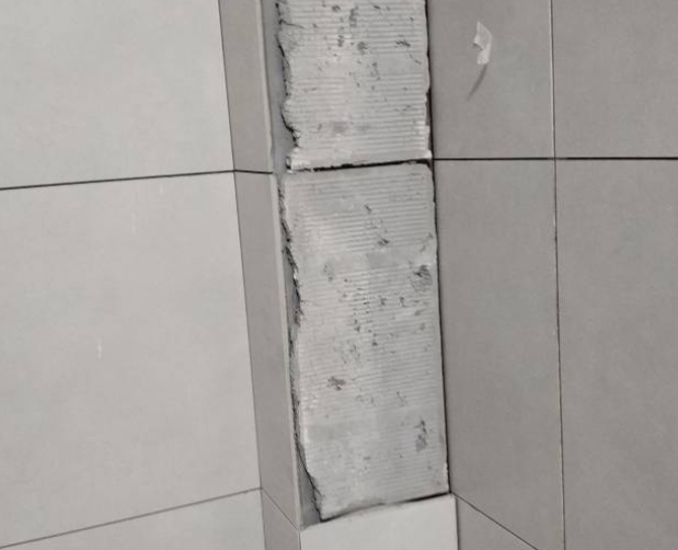 荆门市瓷砖空鼓维修公司分享下瓷砖施工前基层浇水润湿程度不足，可能导致以下问题